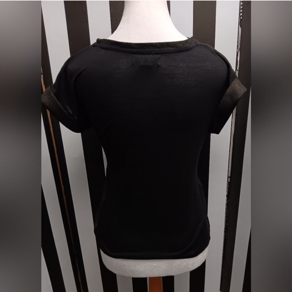 Black tee with gold threading - Picture 6 of 6